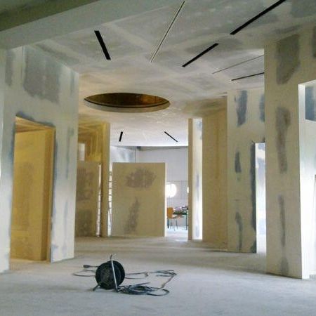 Ansicht eines Raums der gerade im Trockenbau fertiggestellt wurde