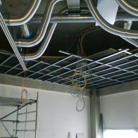 Raum mit Rohren und Kabeln, die von der Decke hängen