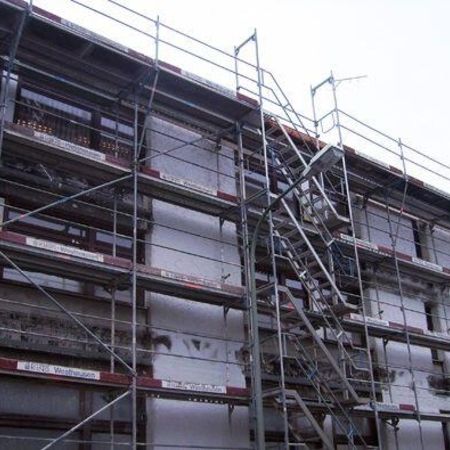Gebäude umgeben von einem Gerüst