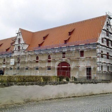 Großes Gebäude mit Gerüst
