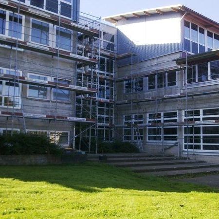 Außengerüst an einem großen Gebäude