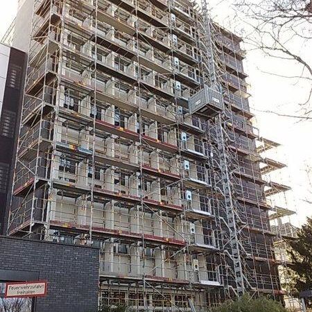 Ein Hochhaus mit Gerüst