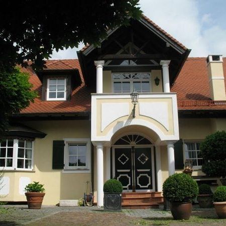 Renoviertes Gebäude mit ansprechender Fassade