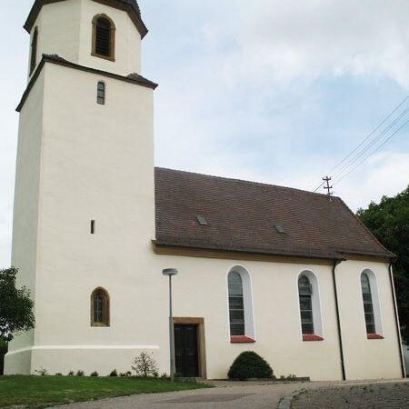 Weiße Kirche mit einem Turm, frisch renovierte Fassade