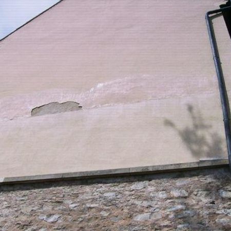 Gebäude mit einem Loch in der Wand, das eine Fassadenrenovierung benötigt