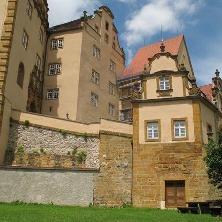 Renoviertes großes Gebäude mit auffälligem Dach und neuer Fassade