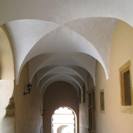 Weiße Bögen einer frisch renovierten Fassade
