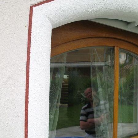 Fenster, das Teil einer Fassadenrenovierung ist