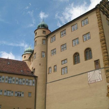Renoviertes großes Gebäude mit markantem Uhrturm