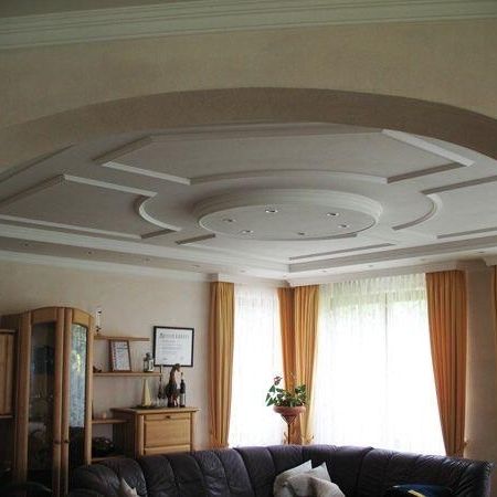 Decke mit Stuckverzierungen