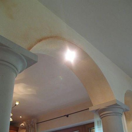 Elegante weiße Decke mit Stuck