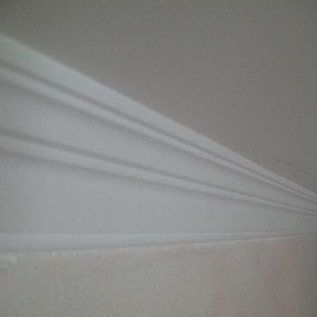 Weißer Deckenbereich mit weißer Stuckleiste