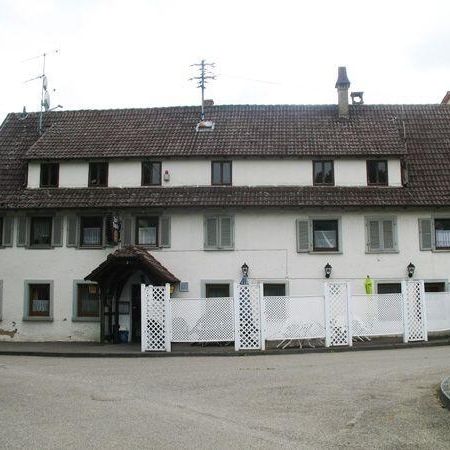 Gebäude mit kaputter Außenfassade, ohne Wärmedämmung