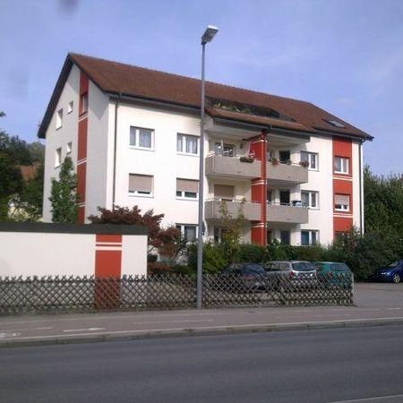 Weiß-rotes Wohngebäude mit Wärmedämmung