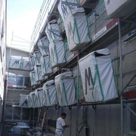 Haus mit Gerüst, wo gerade die Wärmedämmung angebracht wird